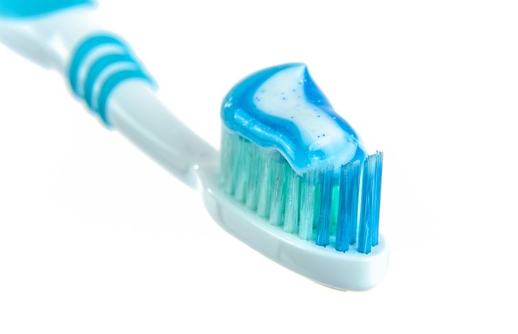Cepillo de dientes con pasta dentífrica
