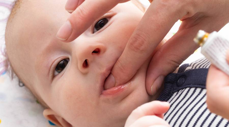 Masaje en las encías para la dentición bebés