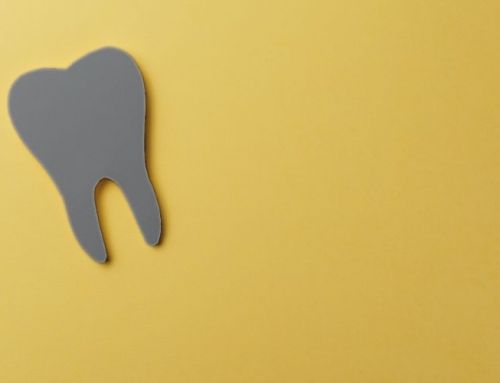 Dientes negros: causas, manchas en adultos y niños, y cuándo puede ser necrosis pulpar