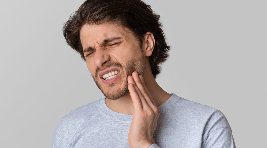 Me han puesto un implante dental y me duele causas y qué hacer