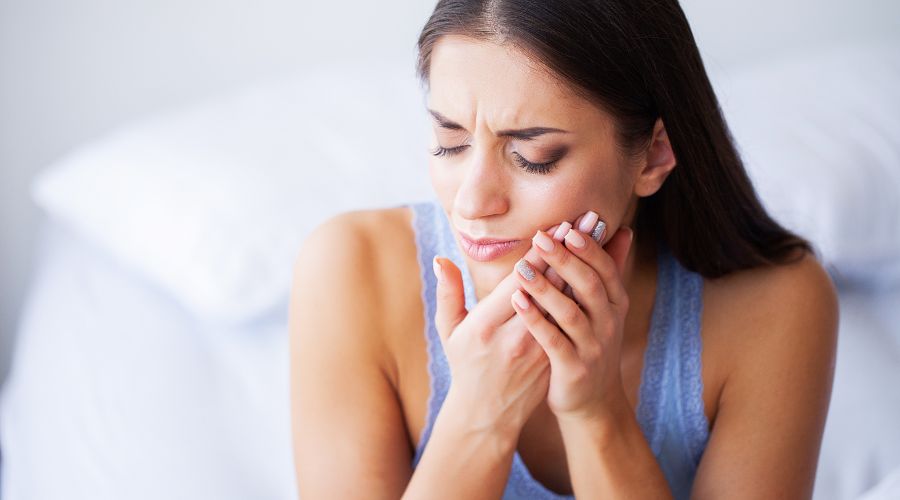 Me han puesto un implante dental y me duele causas y qué hacer